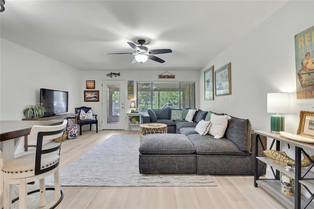 For Sale: $349,900 (2 beds, 2 baths, 1248 Square Feet)