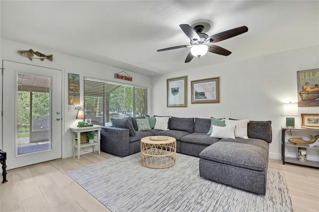 For Sale: $349,900 (2 beds, 2 baths, 1248 Square Feet)