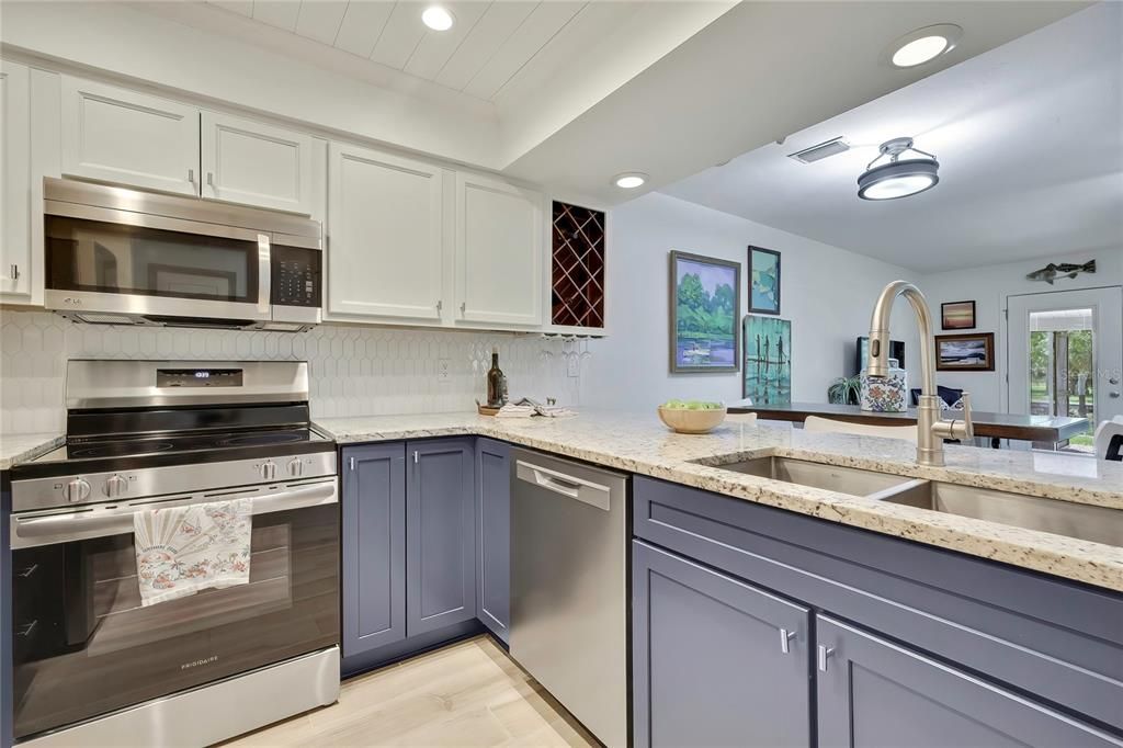 For Sale: $349,900 (2 beds, 2 baths, 1248 Square Feet)
