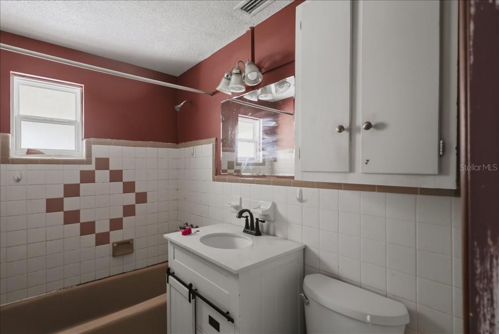 For Sale: $250,000 (3 beds, 2 baths, 1405 Square Feet)