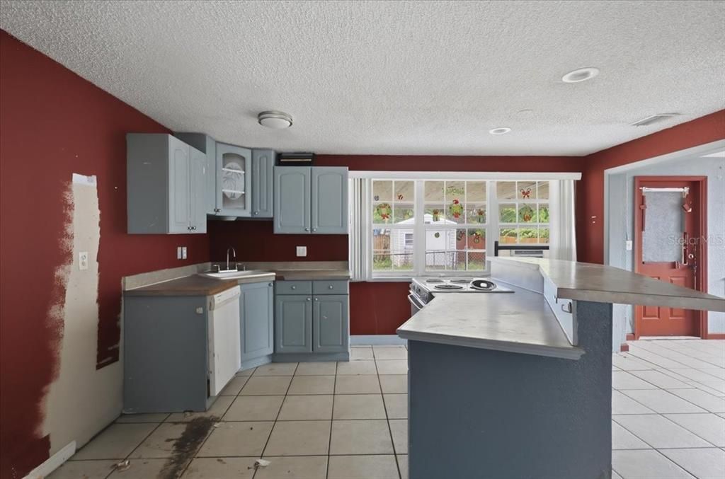 For Sale: $250,000 (3 beds, 2 baths, 1405 Square Feet)