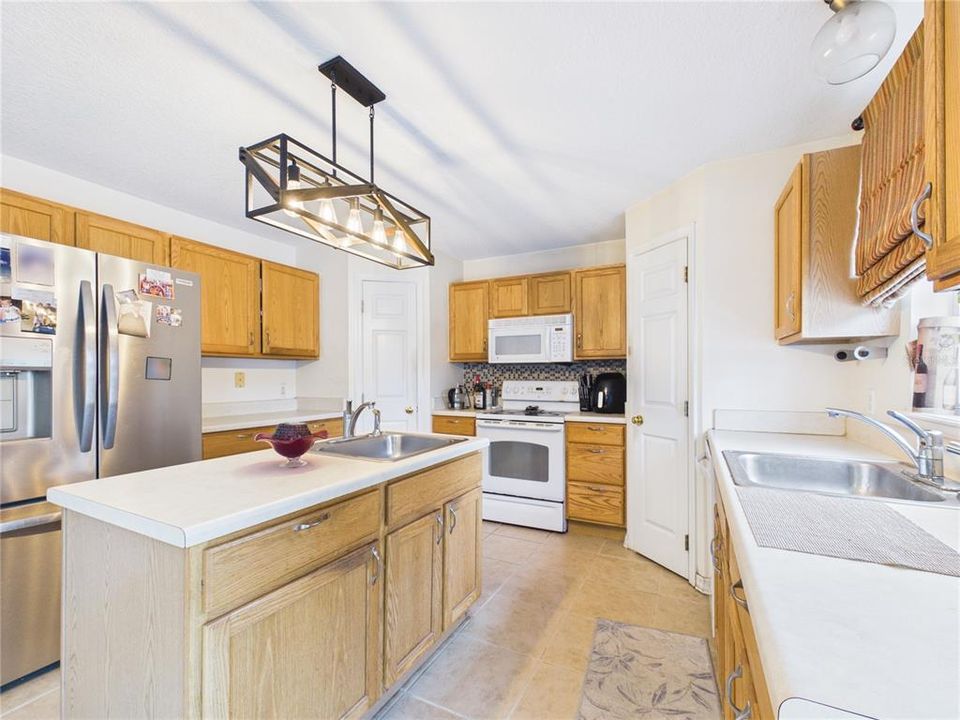 En Venta: $425,000 (4 camas, 2 baños, 2822 Pies cuadrados)
