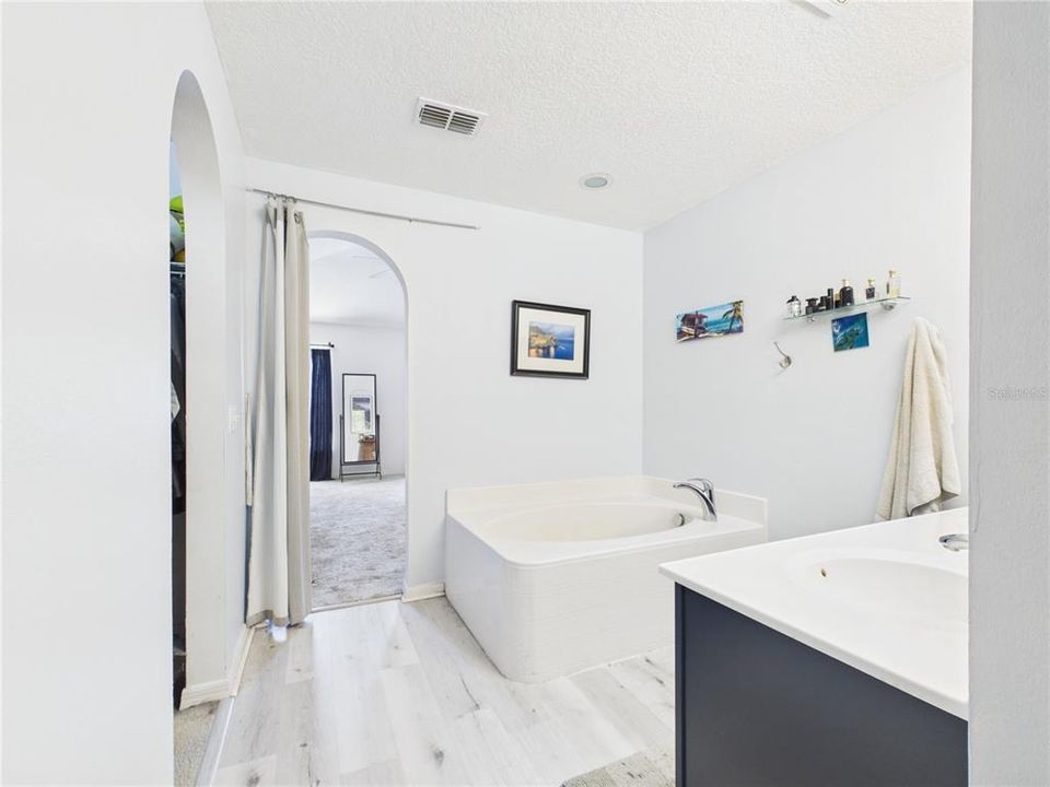 En Venta: $425,000 (4 camas, 2 baños, 2822 Pies cuadrados)