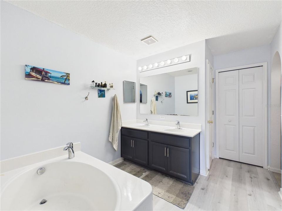 En Venta: $425,000 (4 camas, 2 baños, 2822 Pies cuadrados)