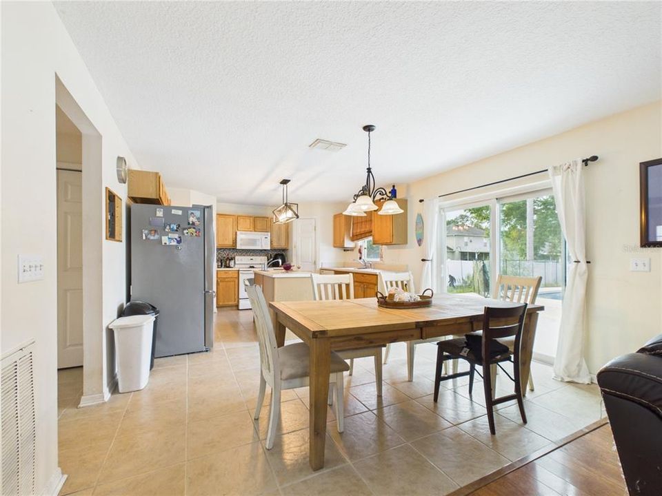 En Venta: $425,000 (4 camas, 2 baños, 2822 Pies cuadrados)