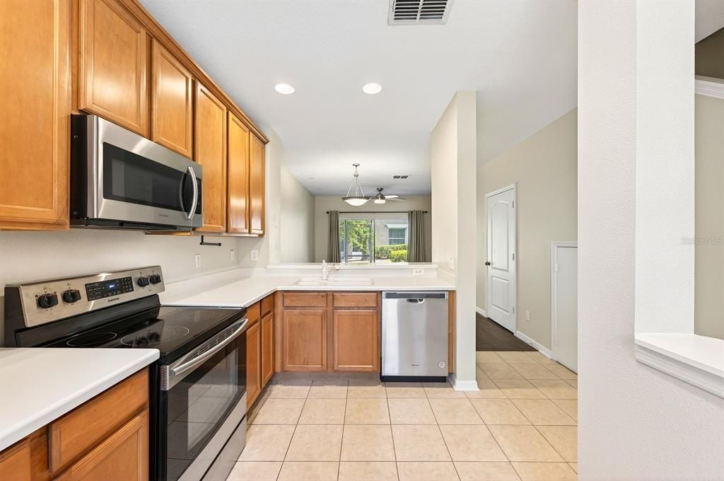 Active With Contract: $237,000 (2 beds, 2 baths, 1071 Square Feet)