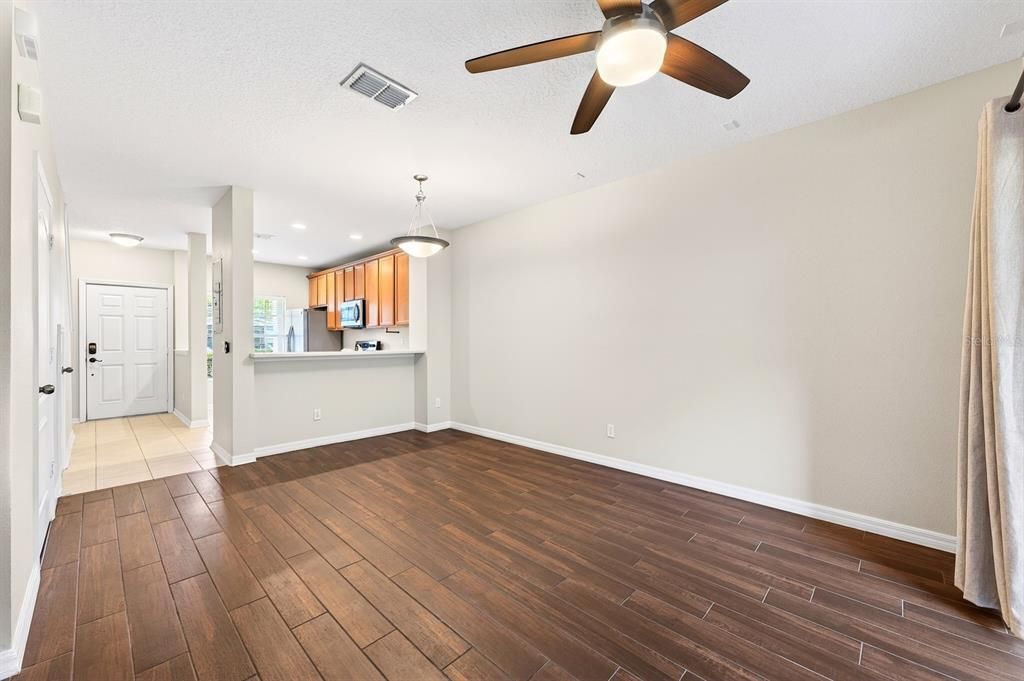 Active With Contract: $237,000 (2 beds, 2 baths, 1071 Square Feet)