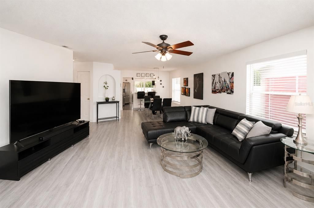 For Sale: $399,900 (3 beds, 2 baths, 1295 Square Feet)
