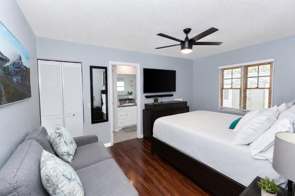For Sale: $399,900 (3 beds, 2 baths, 1295 Square Feet)