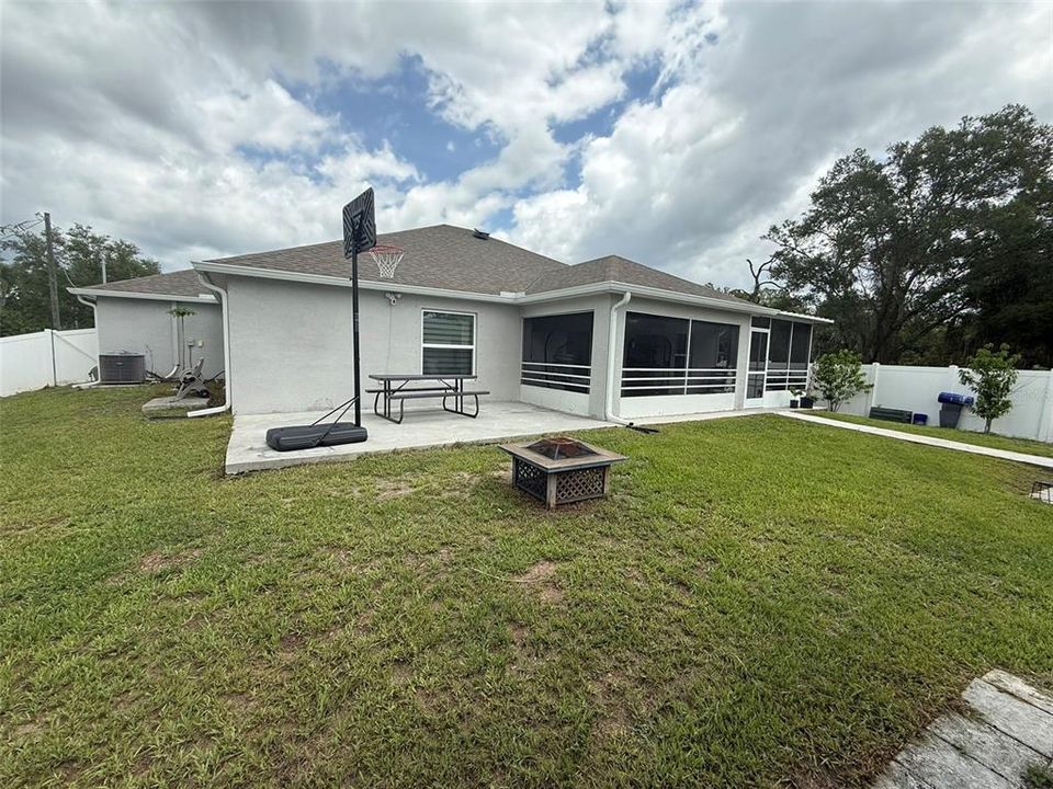 For Rent: $2,150 (3 beds, 2 baths, 1639 Square Feet)