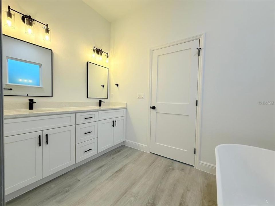 For Rent: $2,600 (3 beds, 3 baths, 1896 Square Feet)