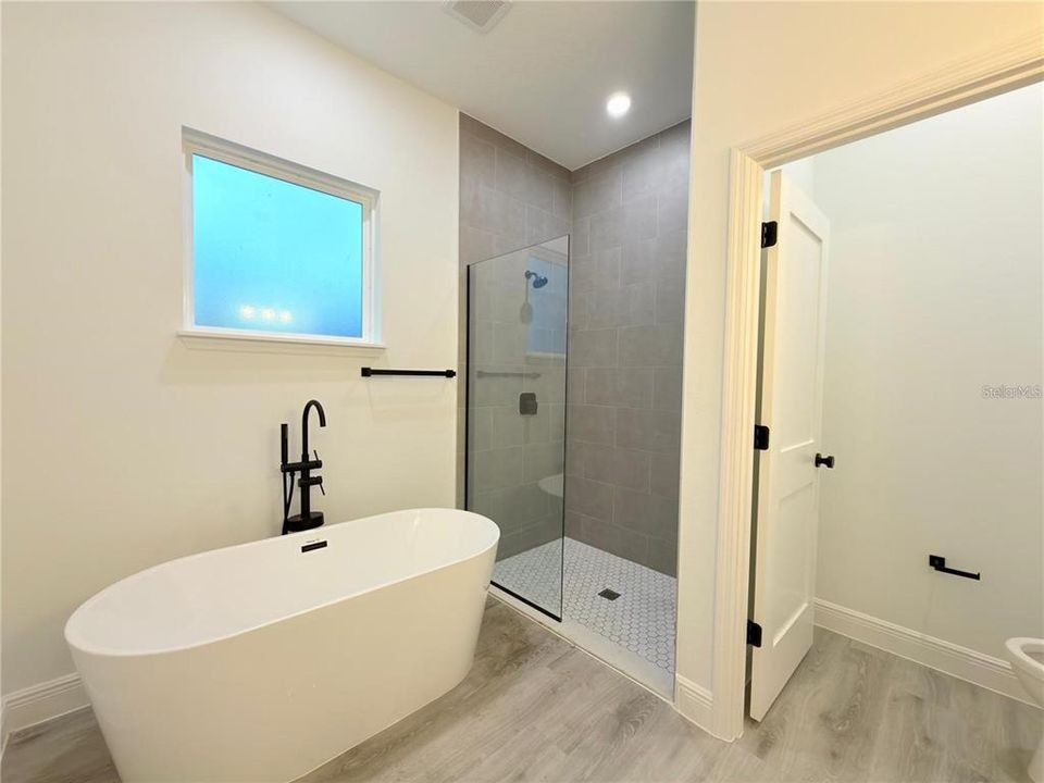 For Rent: $2,600 (3 beds, 3 baths, 1896 Square Feet)