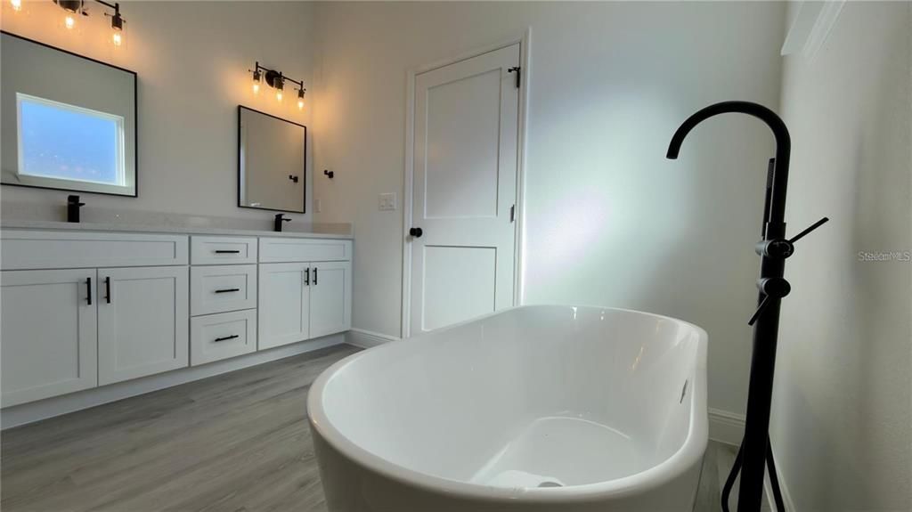 For Rent: $2,600 (3 beds, 3 baths, 1896 Square Feet)