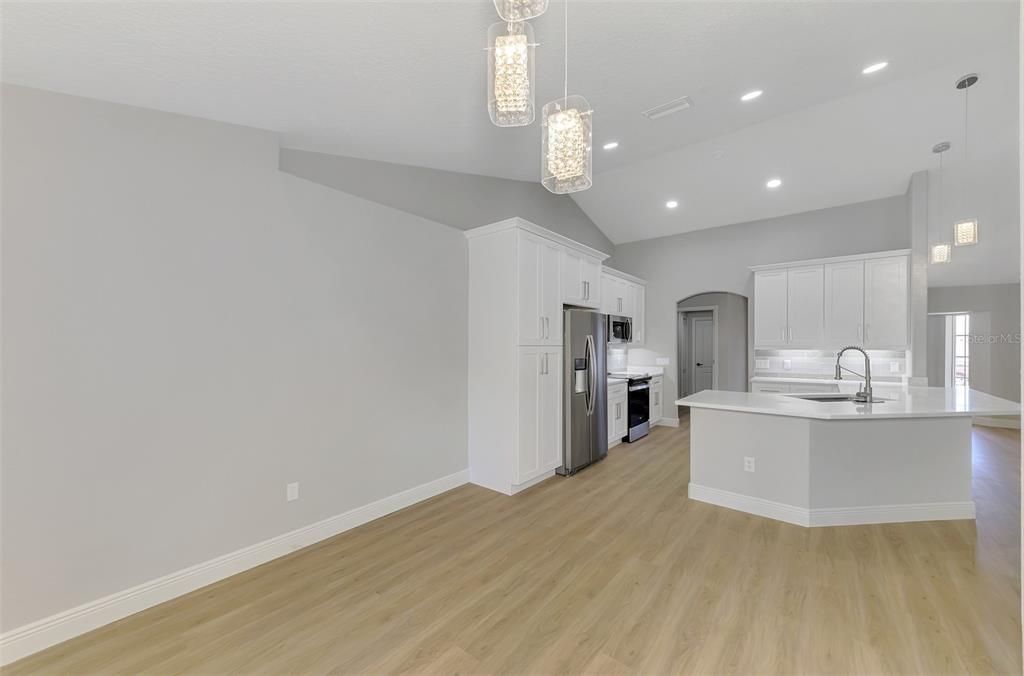На продажу: $425,000 (5 спален, 2 ванн, 2387 Квадратных фут)