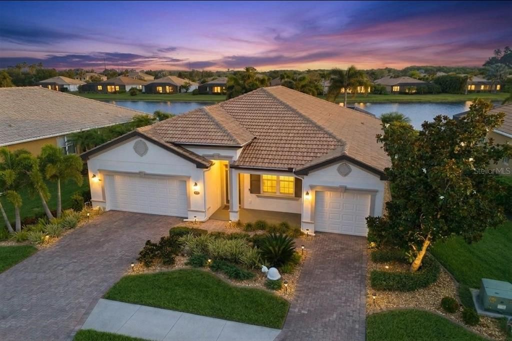 Active With Contract: $890,000 (4 beds, 3 baths, 2402 Square Feet)