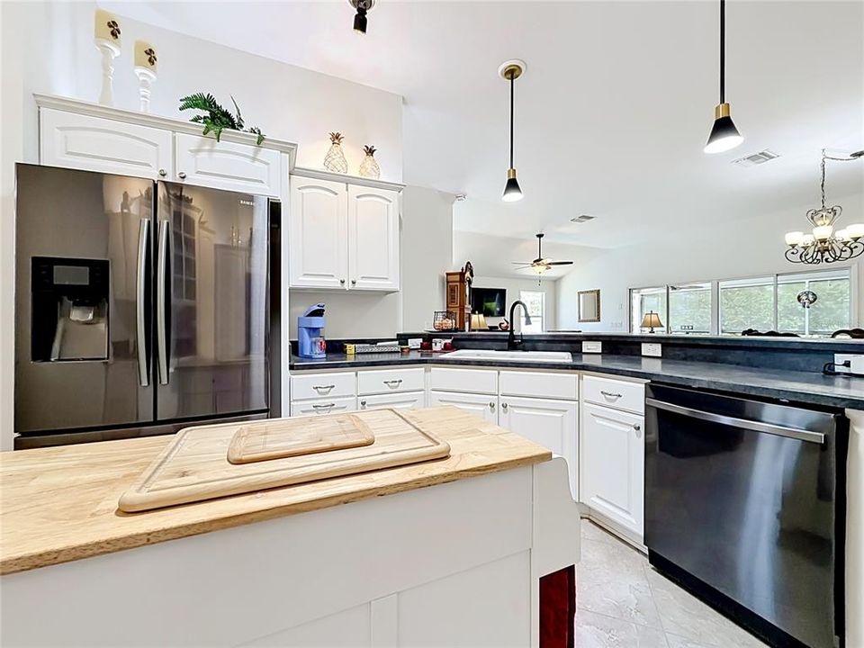 For Sale: $600,000 (3 beds, 2 baths, 1914 Square Feet)