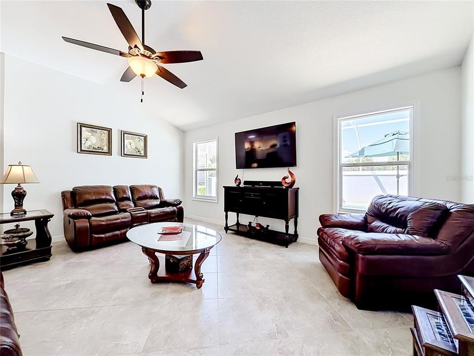 For Sale: $600,000 (3 beds, 2 baths, 1914 Square Feet)