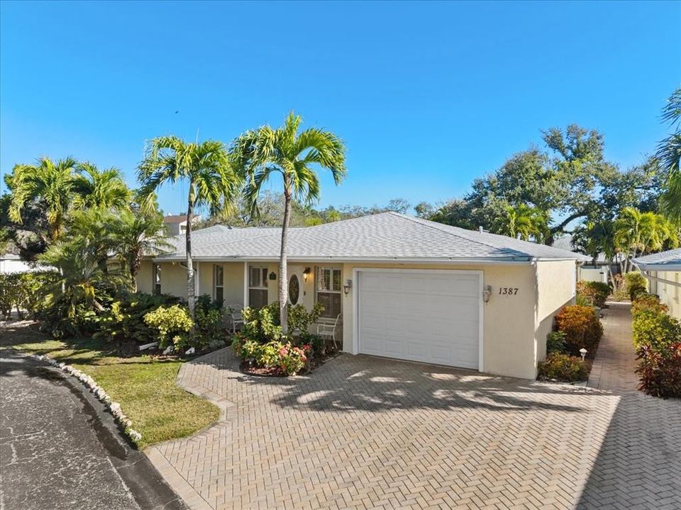 For Rent: $3,200 (2 beds, 2 baths, 1381 Square Feet)