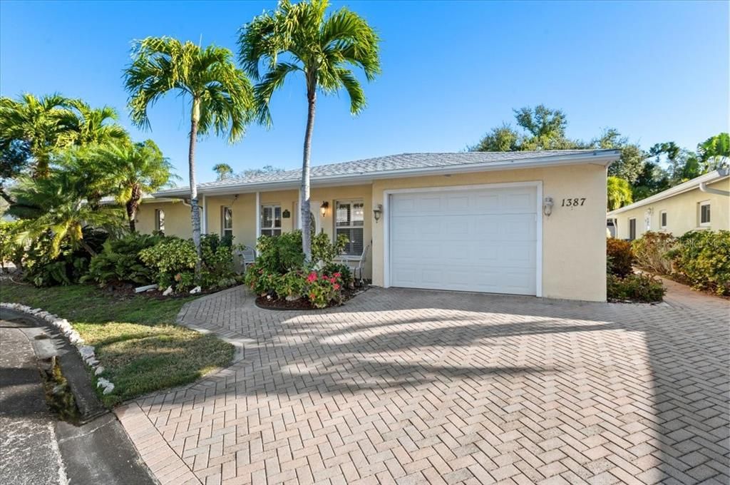 For Rent: $3,200 (2 beds, 2 baths, 1381 Square Feet)
