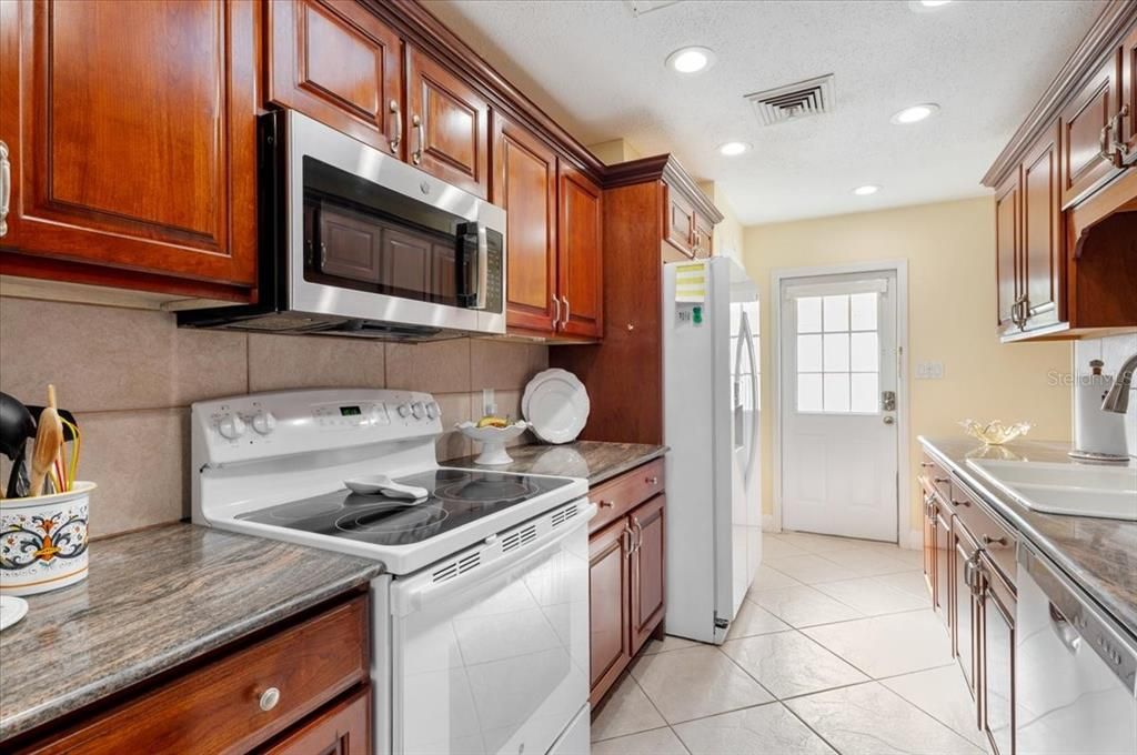 For Rent: $3,200 (2 beds, 2 baths, 1381 Square Feet)