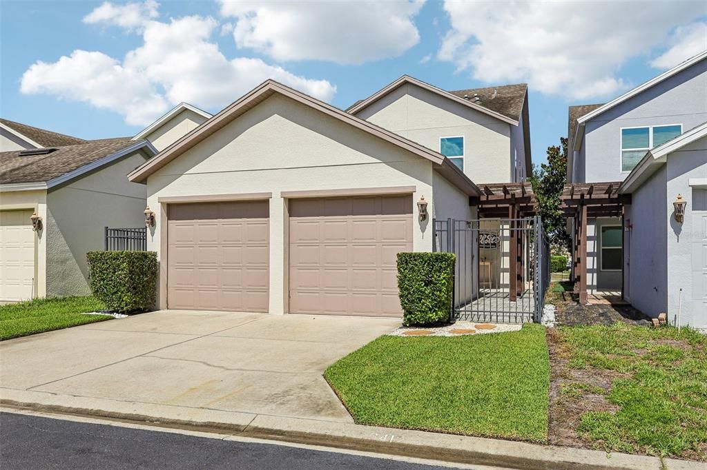 For Sale: $550,000 (3 beds, 2 baths, 1984 Square Feet)