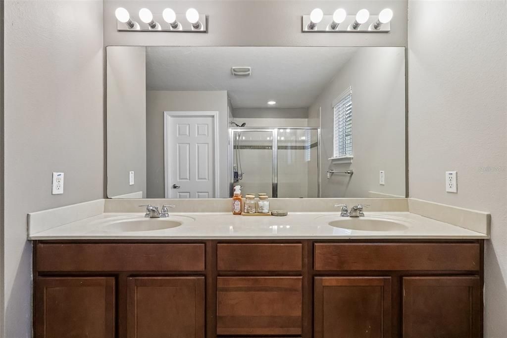 For Sale: $550,000 (3 beds, 2 baths, 1984 Square Feet)