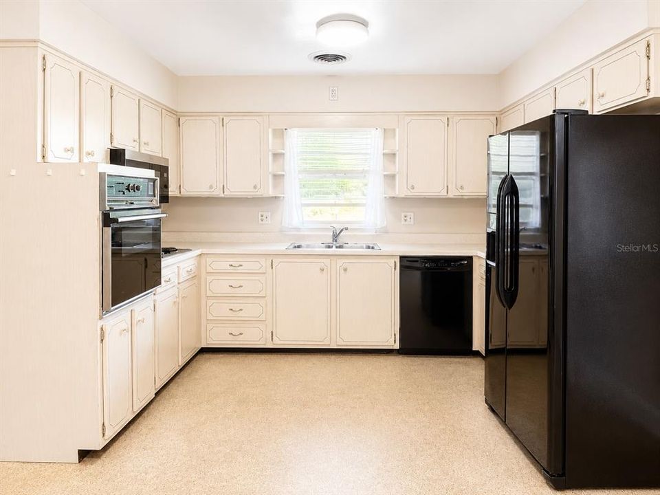 For Rent: $2,400 (3 beds, 2 baths, 2224 Square Feet)