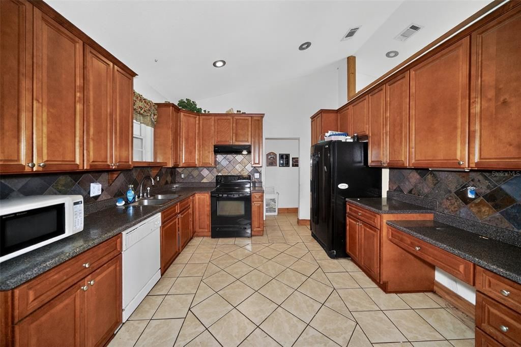For Sale: $229,000 (5 beds, 2 baths, 2518 Square Feet)