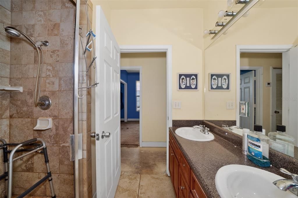 For Sale: $229,000 (5 beds, 2 baths, 2518 Square Feet)