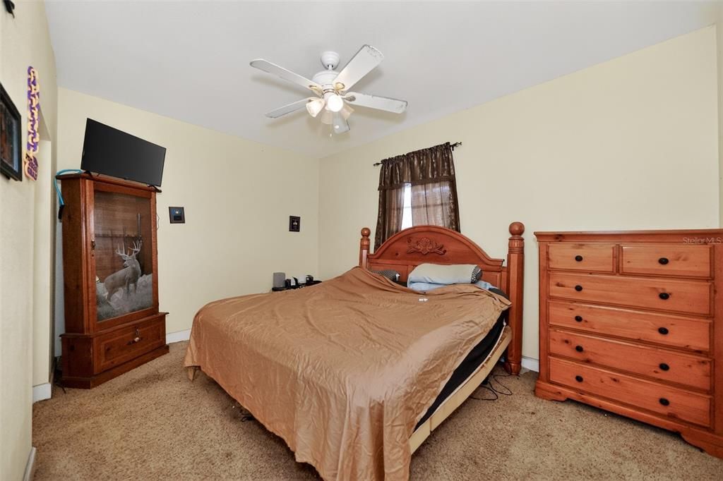 For Sale: $229,000 (5 beds, 2 baths, 2518 Square Feet)