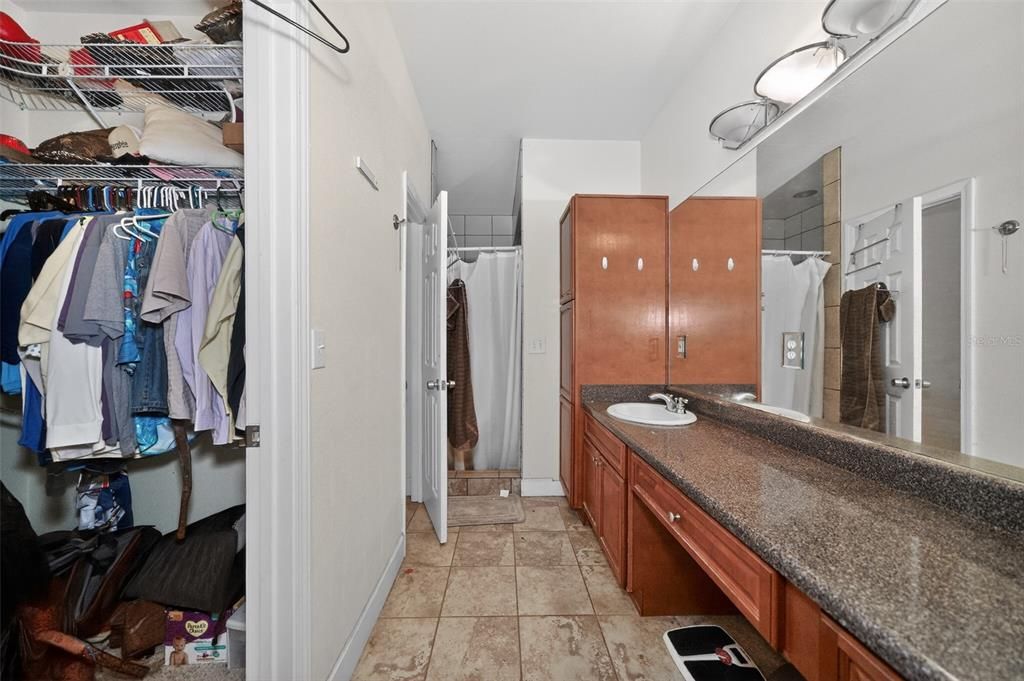 For Sale: $229,000 (5 beds, 2 baths, 2518 Square Feet)