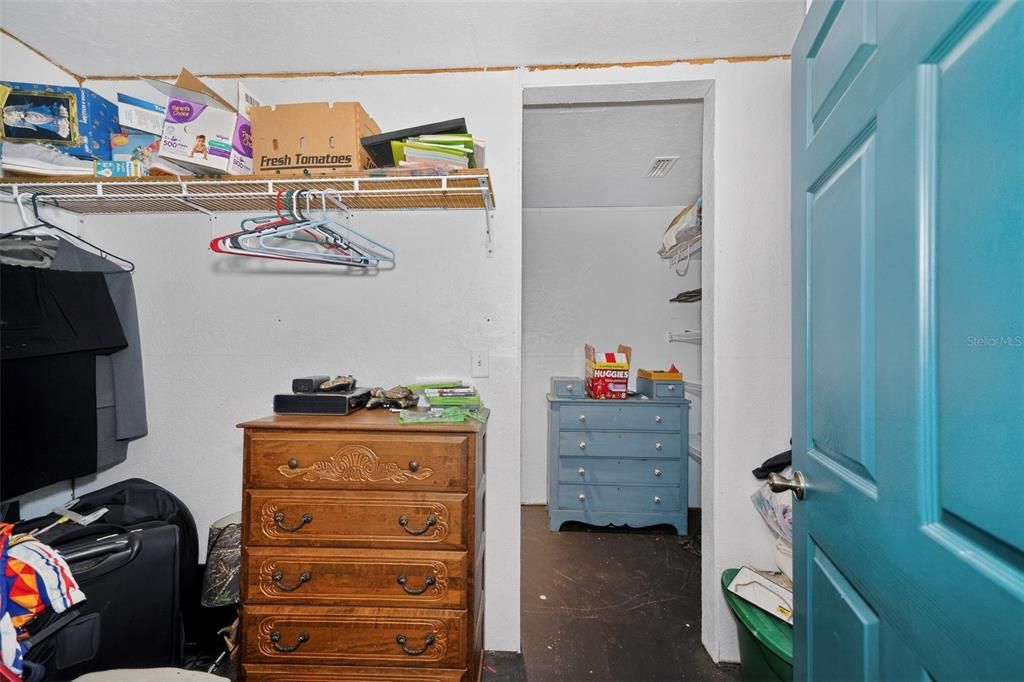 For Sale: $229,000 (5 beds, 2 baths, 2518 Square Feet)