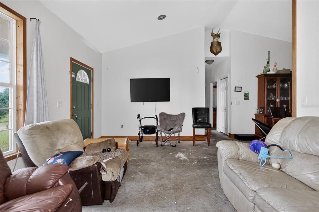 For Sale: $229,000 (5 beds, 2 baths, 2518 Square Feet)