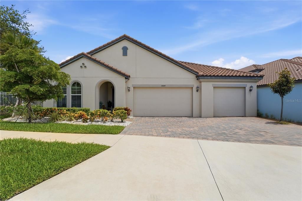 : $1,065,000 (5 beds, 4 baths, 4055 Square Feet)