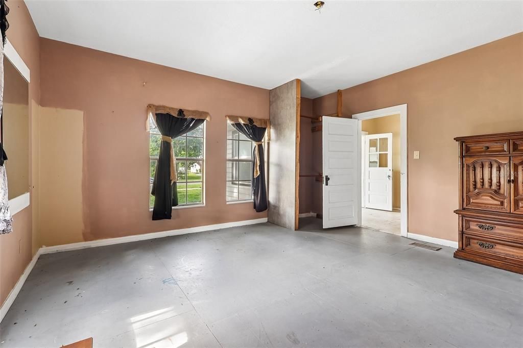For Sale: $115,000 (4 beds, 2 baths, 1408 Square Feet)
