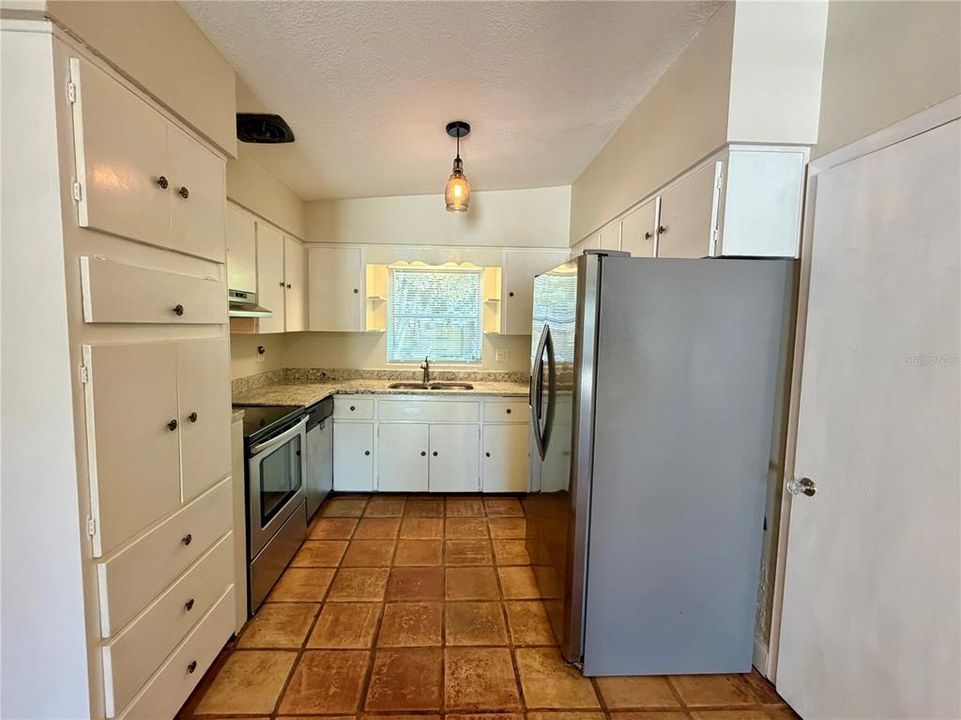 For Rent: $2,999 (2 beds, 1 baths, 1105 Square Feet)