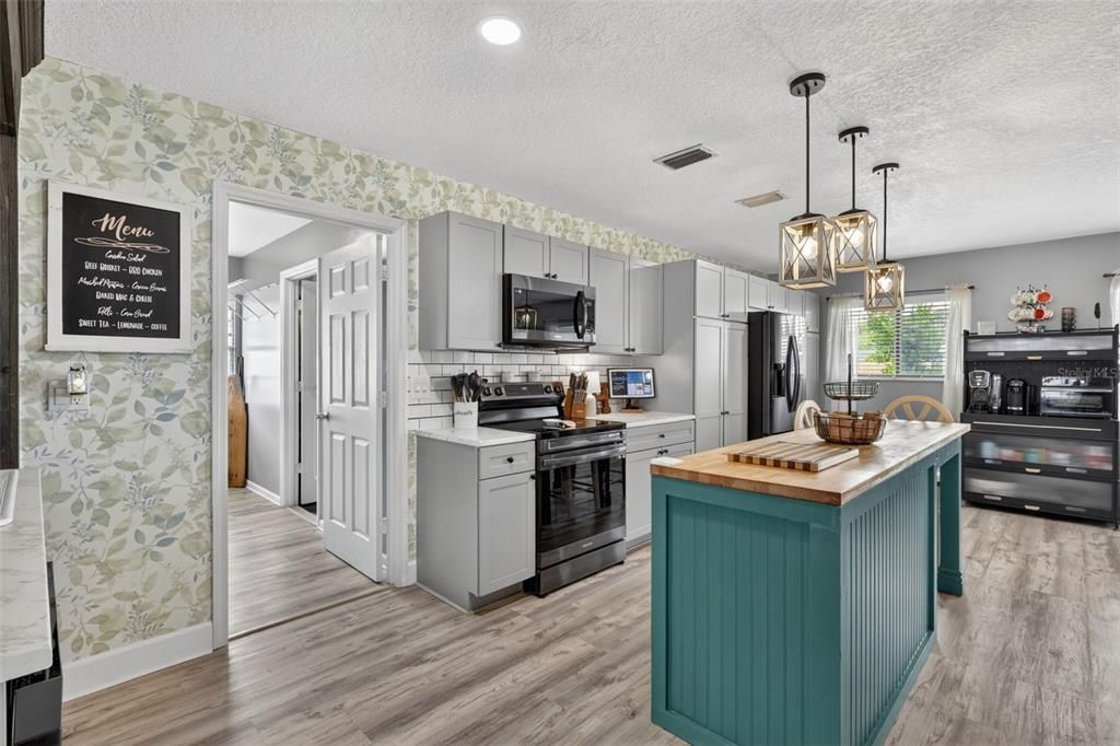 For Sale: $369,900 (3 beds, 2 baths, 1556 Square Feet)