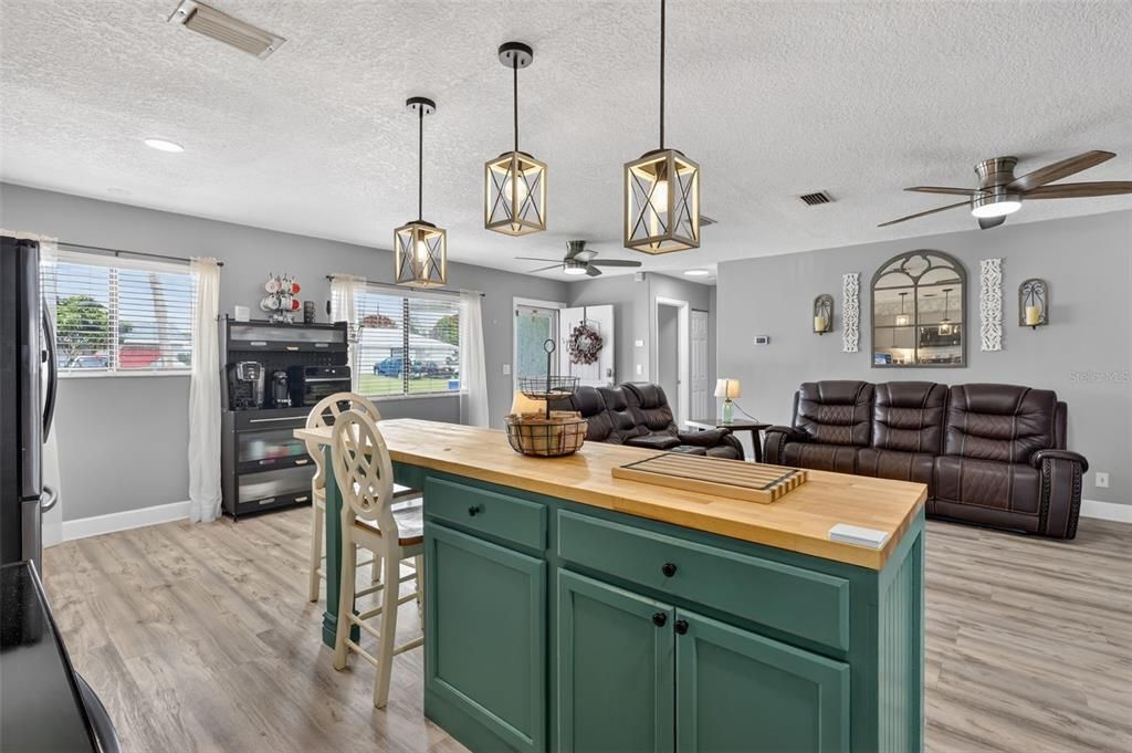 For Sale: $369,900 (3 beds, 2 baths, 1556 Square Feet)