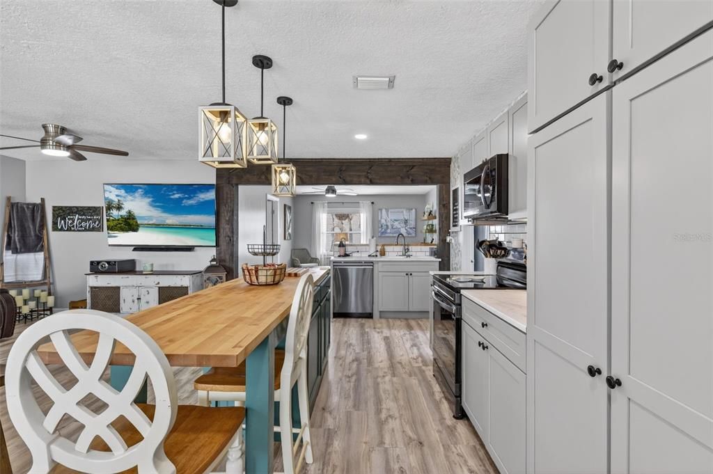 For Sale: $369,900 (3 beds, 2 baths, 1556 Square Feet)