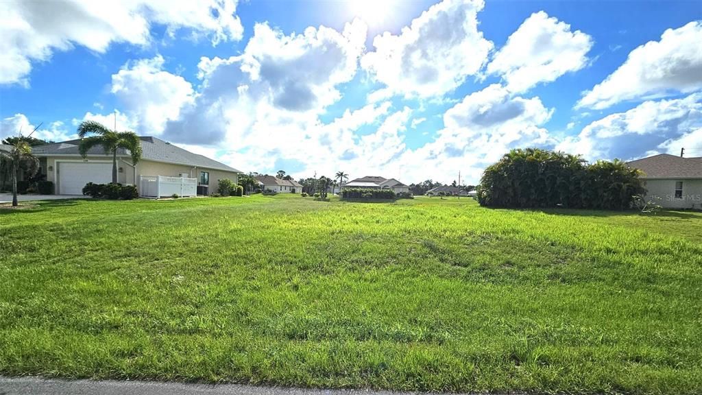 На продажу: $64,900 (0.23 acres)