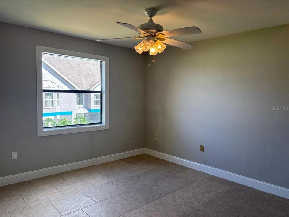 For Sale: $195,000 (2 beds, 2 baths, 937 Square Feet)