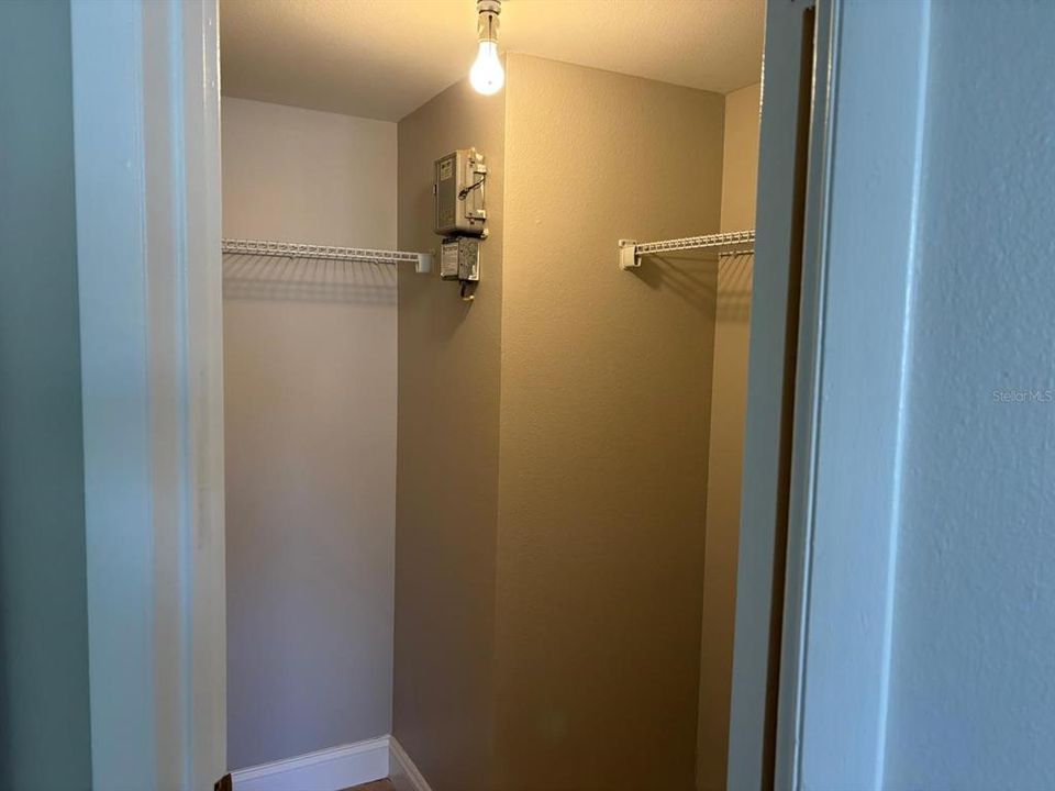 For Sale: $195,000 (2 beds, 2 baths, 937 Square Feet)