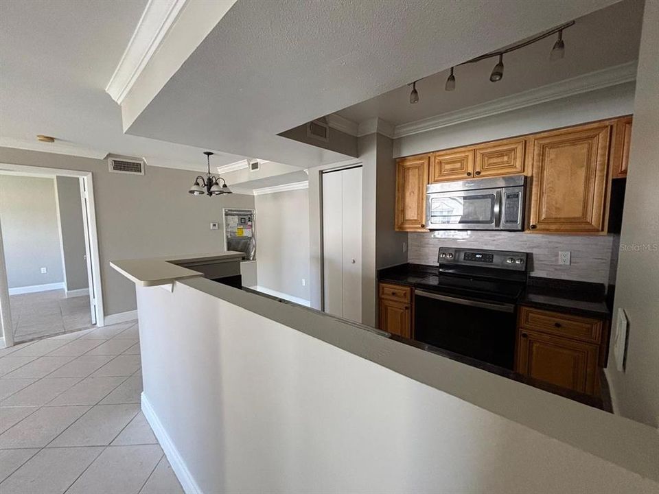 For Sale: $195,000 (2 beds, 2 baths, 937 Square Feet)