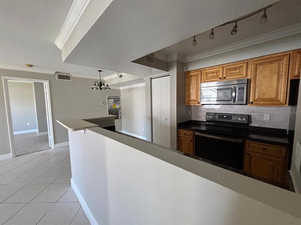 For Sale: $195,000 (2 beds, 2 baths, 937 Square Feet)