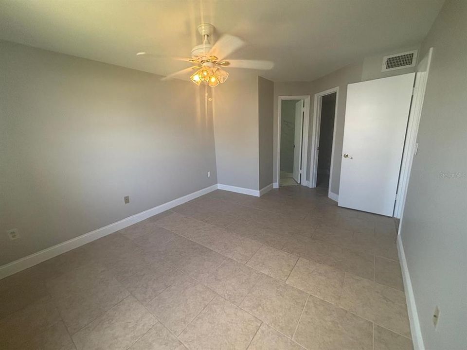 For Sale: $195,000 (2 beds, 2 baths, 937 Square Feet)