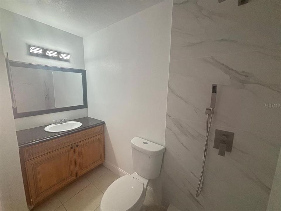 For Sale: $195,000 (2 beds, 2 baths, 937 Square Feet)