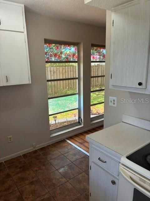 For Sale: $215,000 (3 beds, 2 baths, 1404 Square Feet)