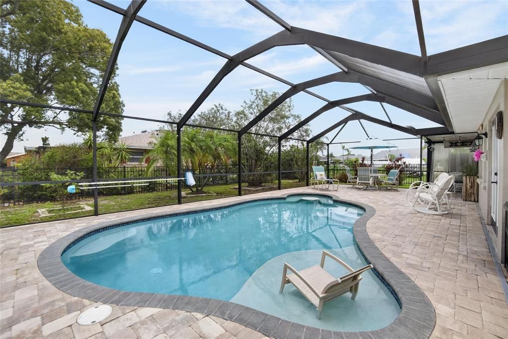 For Sale: $469,000 (2 beds, 2 baths, 2010 Square Feet)
