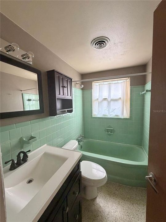На продажу: $152,900 (2 спален, 1 ванн, 832 Квадратных фут)