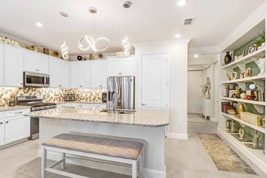 For Sale: $720,000 (3 beds, 3 baths, 2462 Square Feet)